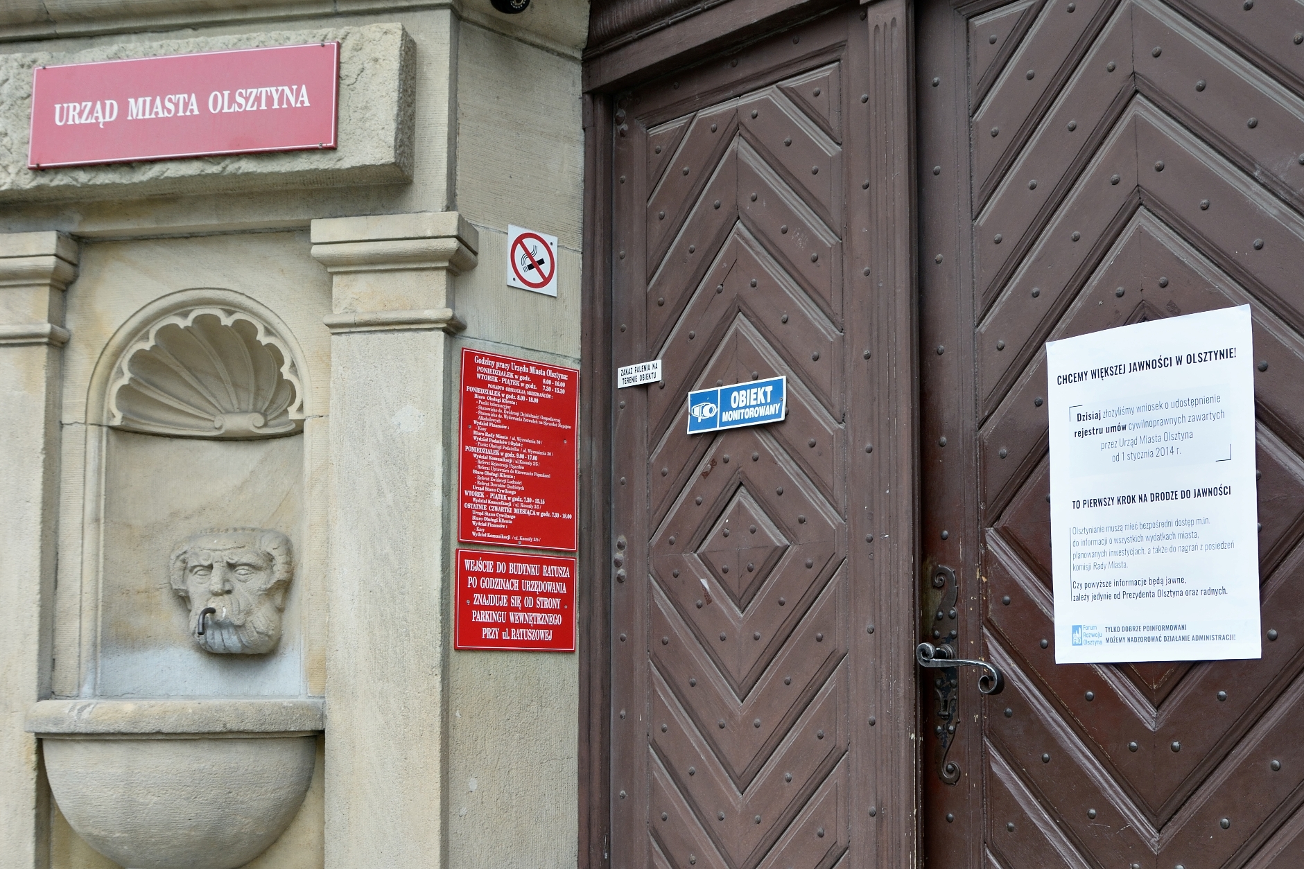 Plakat na drzwiach wejściowych olsztyńskiego ratusza